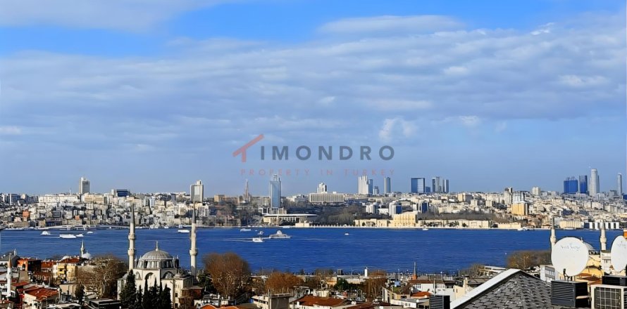 4+1 Apartment in Üsküdar, Istanbul, Turkey No. 238223