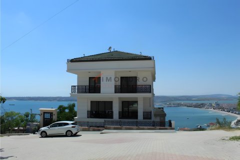 3+1 Apartment in Bueyuekcekmece, Istanbul, Turkey No. 221214
