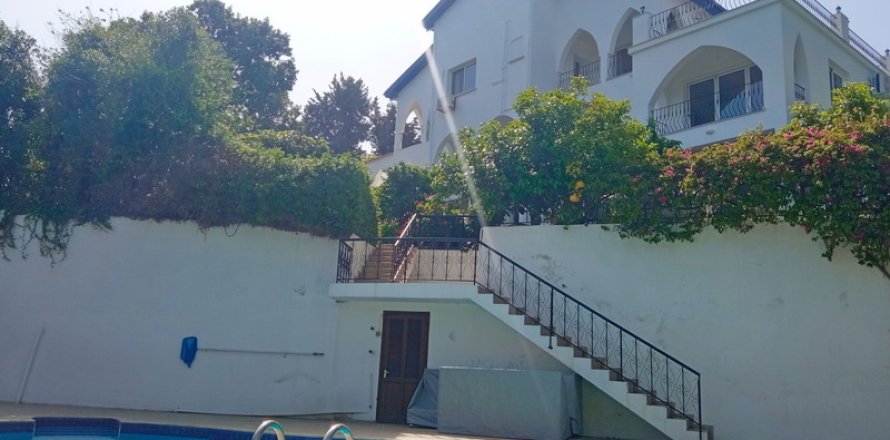 4+1 Villa in Girne, Northern Cyprus No. 211813