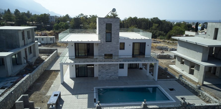 4+1 Villa  i Alsancak, Girne,  Nr. 214063