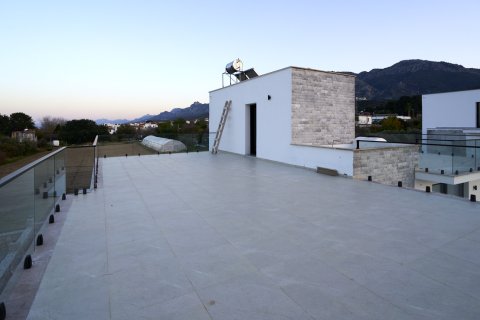 4+1 Villa  i Alsancak, Girne,  Nr. 214063 - 29