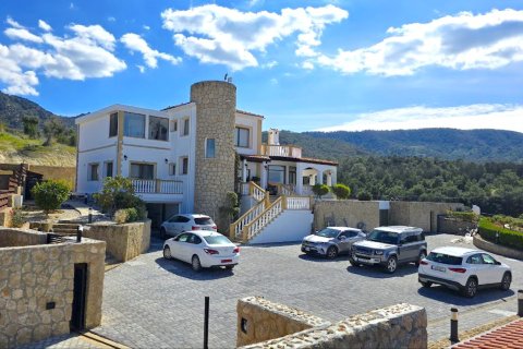 7+1 Villa  i Bahceli, Girne,  Nr. 214520