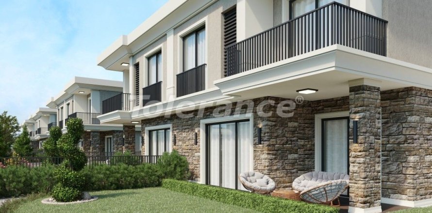 5+1 Apartment in Istanbul, Turkey No. 213242