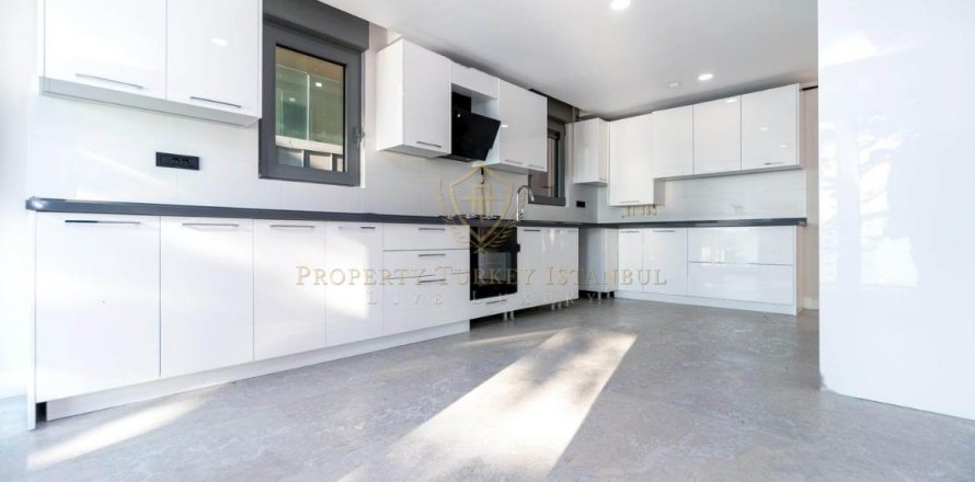 5+1 Apartment in Üsküdar, Istanbul, Turkey No. 131319