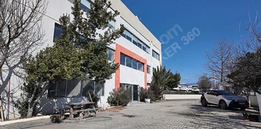 ملک تجاری در Izmir ، ترکیه 6550 متر مربع. شماره 185248