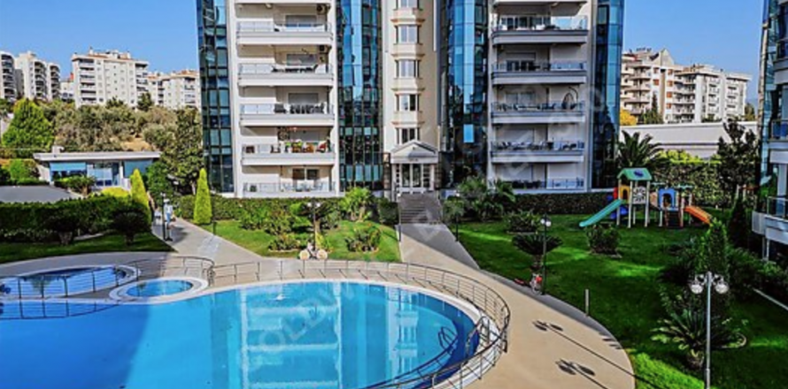 4+1 Apartment  in Izmir, Turkey No. 185908