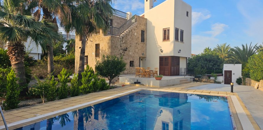 Villa  in Girne, Northern Cyprus No. 211026